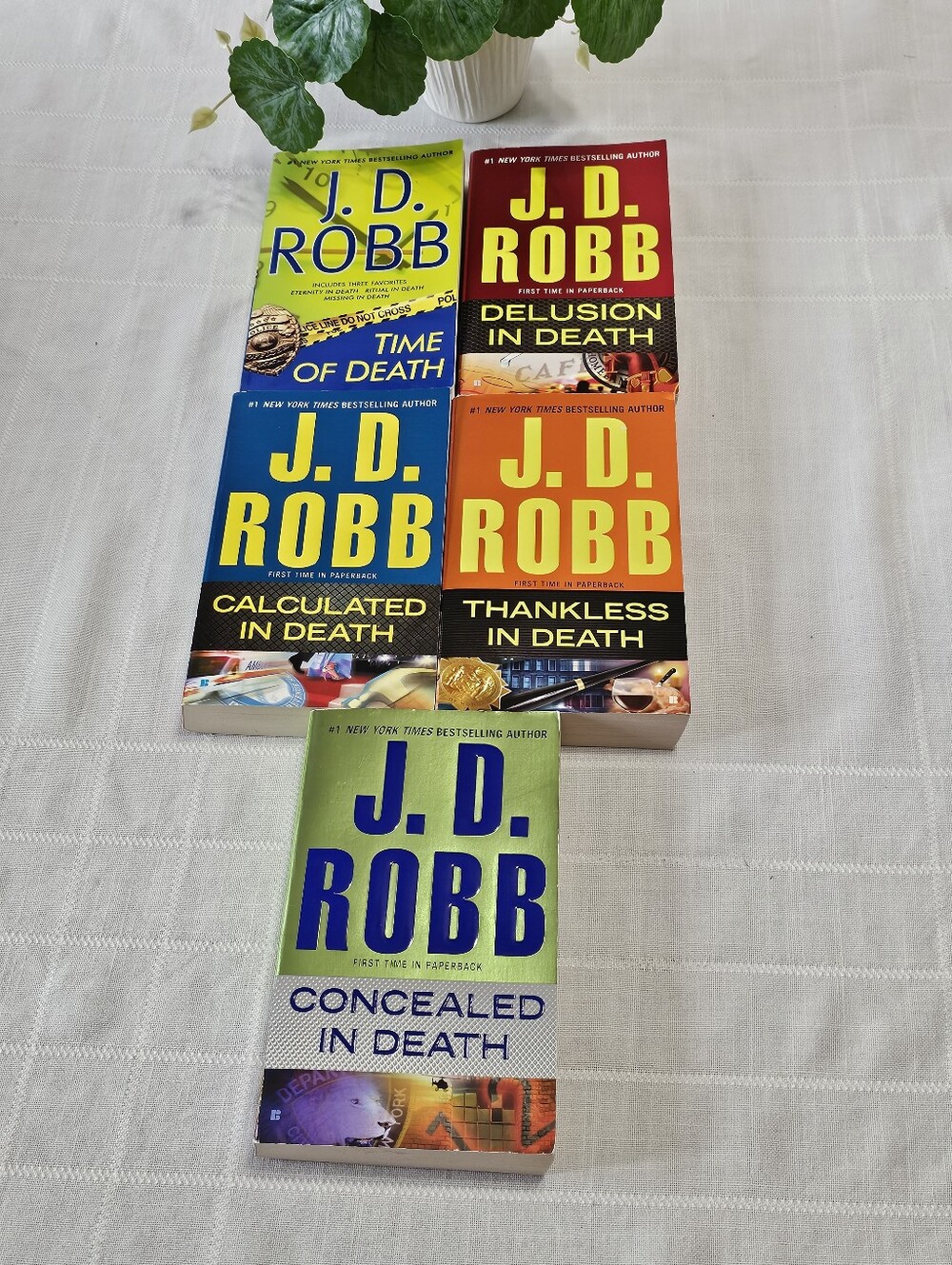 Set Of 5 J. D. Robb Paperback Mystery Books - Picture 2 of 3